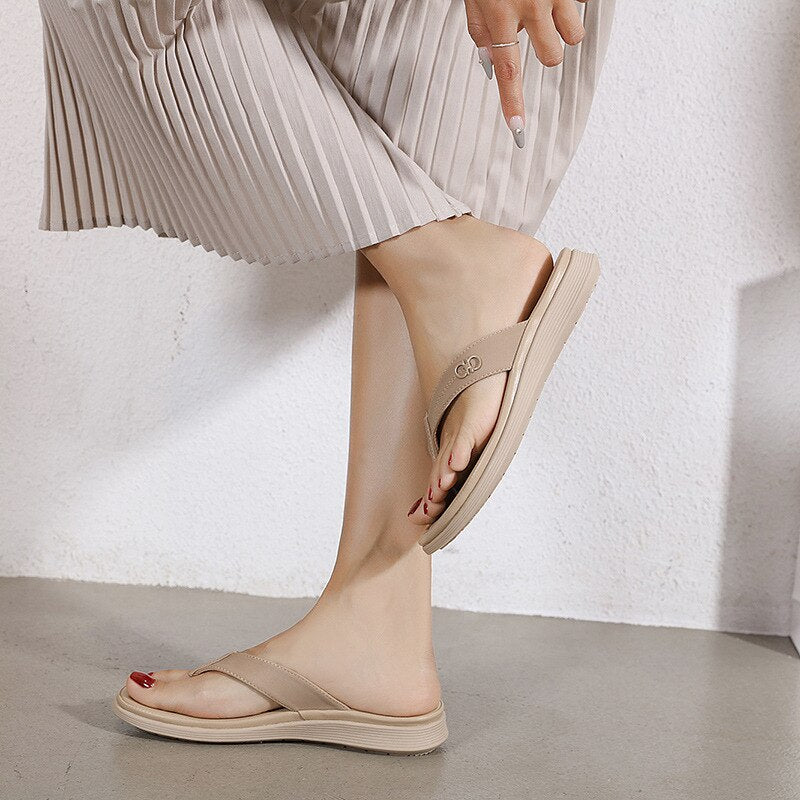 Women Solid Color Flat-heeled Round Toe Wear Classic Sandals and Slippers Retro Fashion All-match Beach Shoes